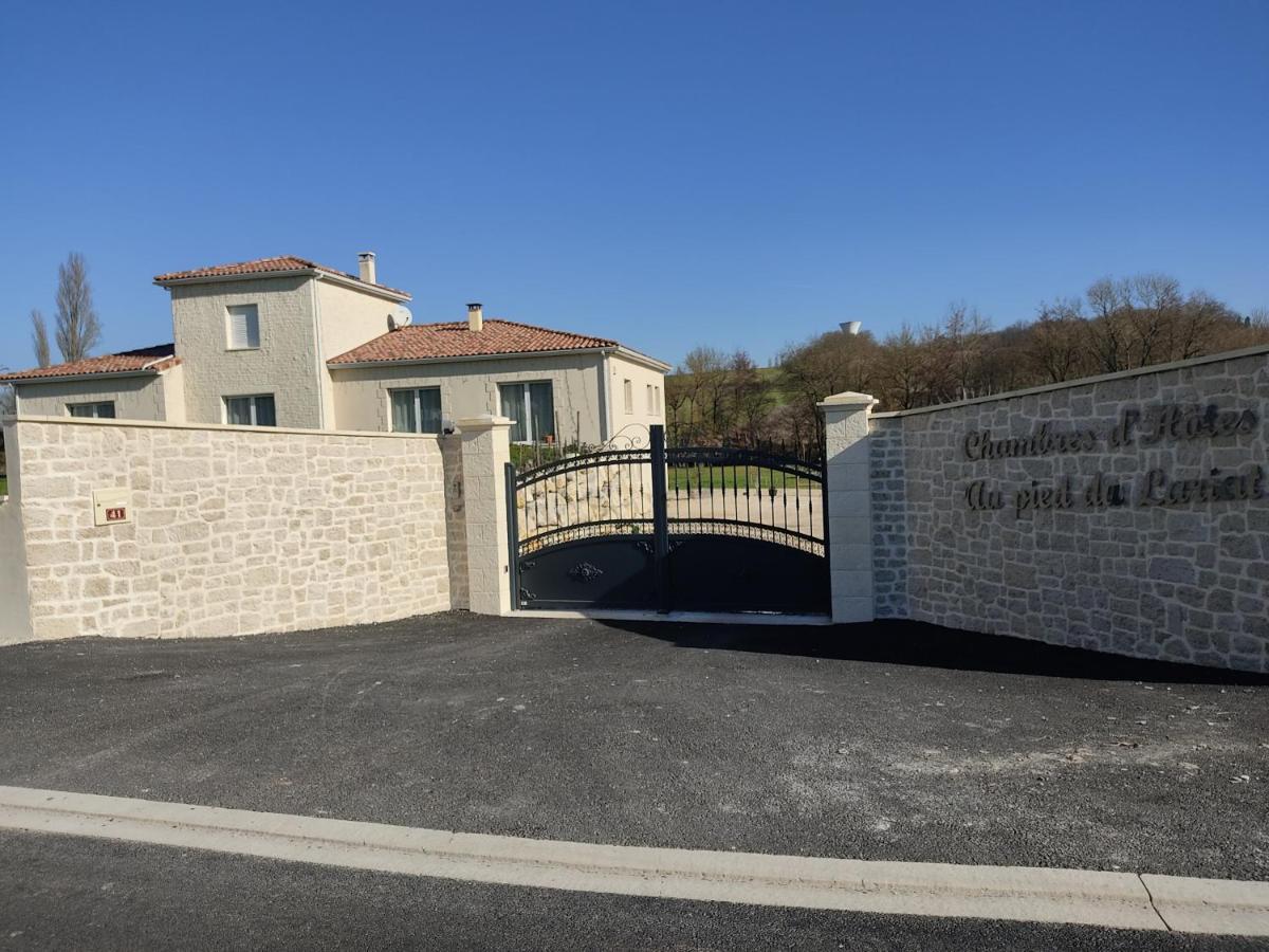 Au Pied Du Lariat Bed & Breakfast Léoville Екстериор снимка