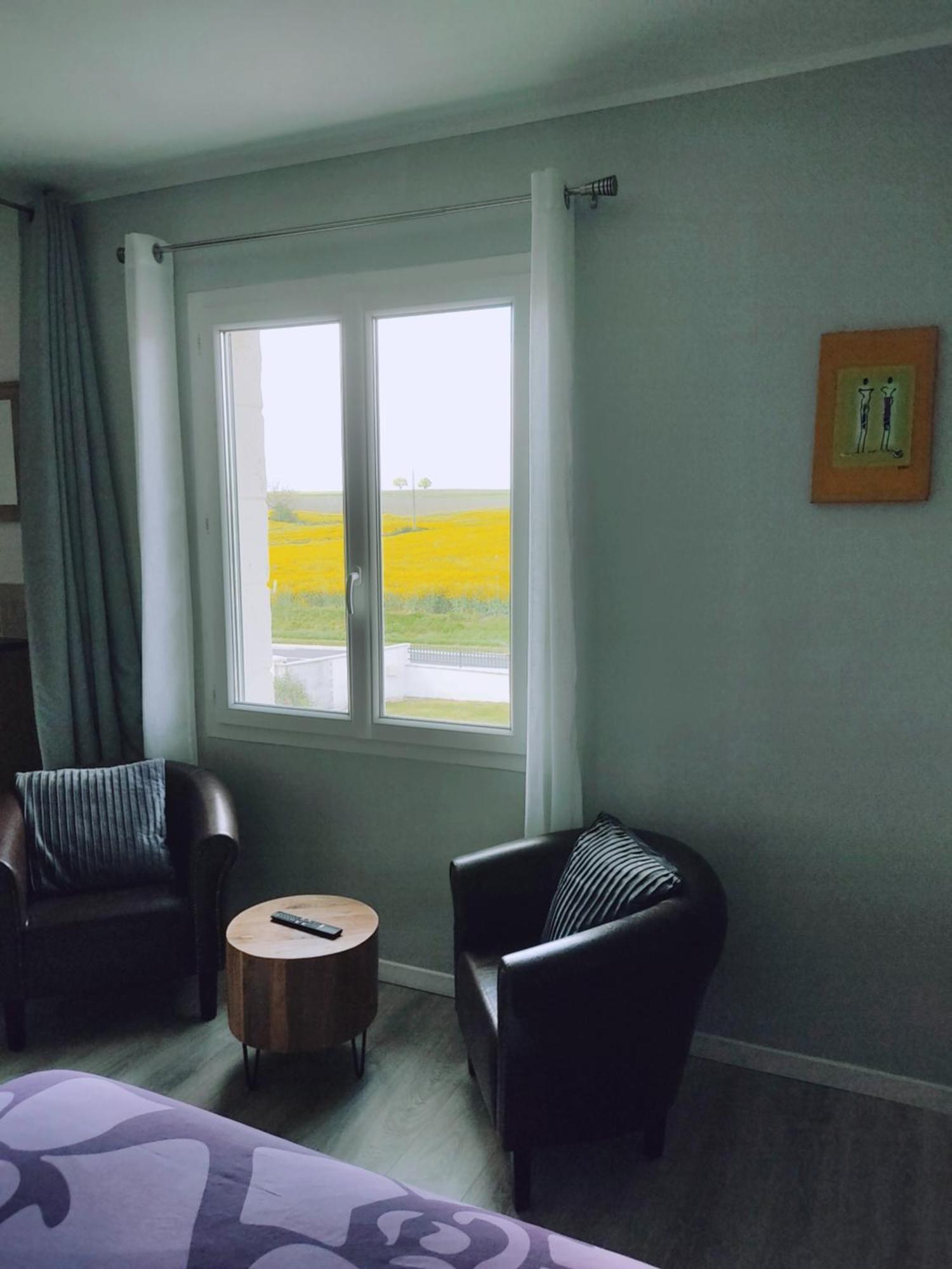 Au Pied Du Lariat Bed & Breakfast Léoville Екстериор снимка