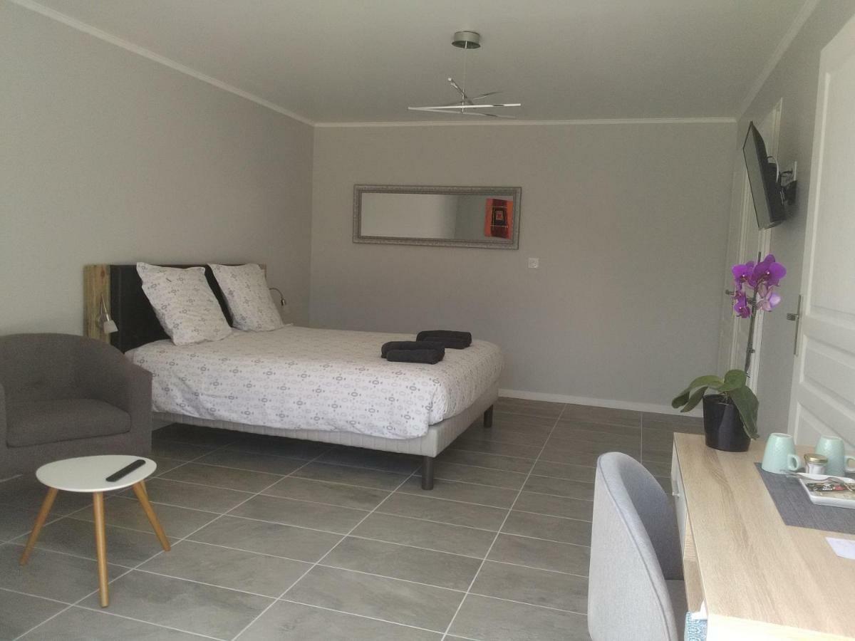 Au Pied Du Lariat Bed & Breakfast Léoville Екстериор снимка